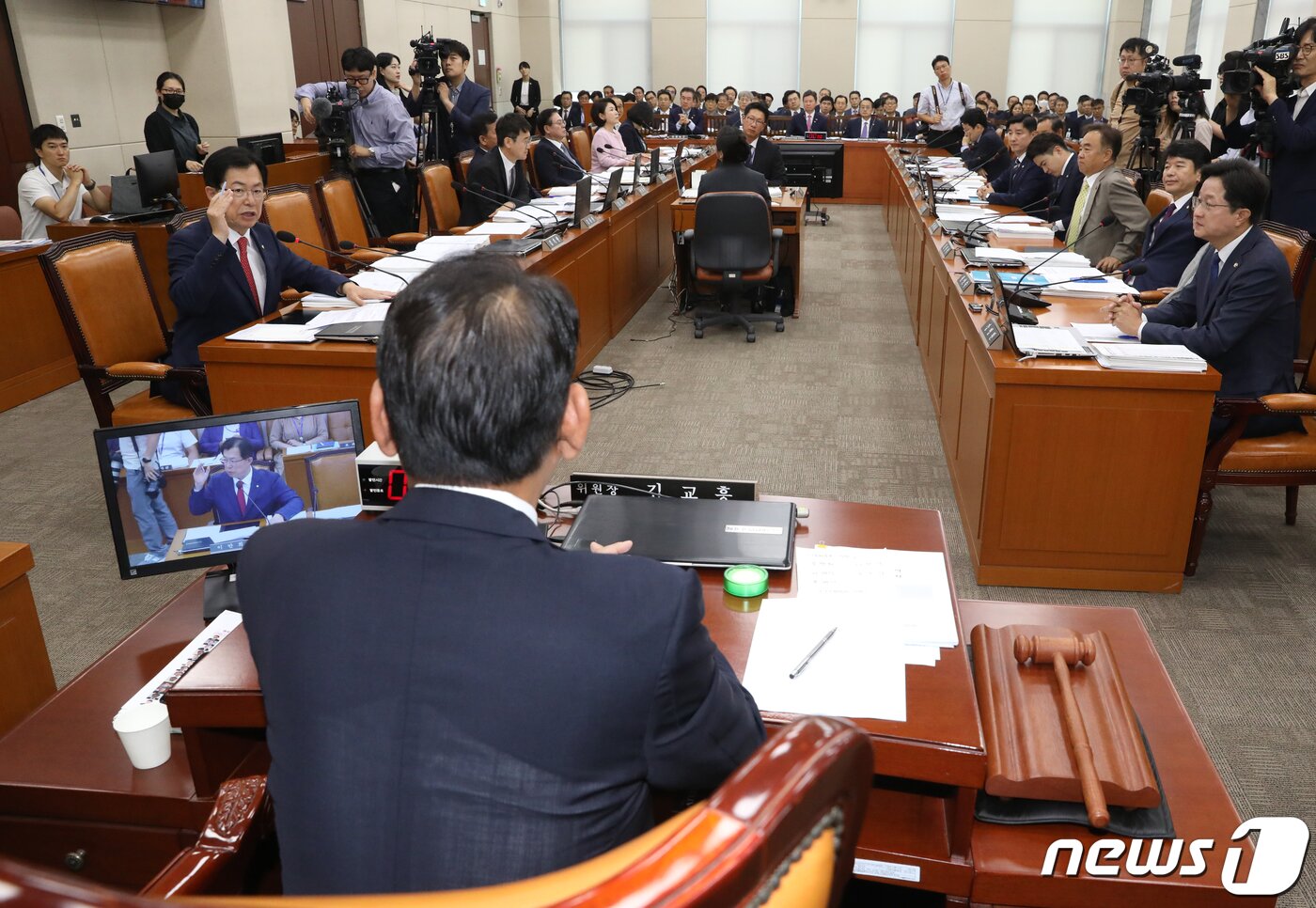본문 이미지 - 김교흥 국회 행안위원장과 국민의힘 이만희 간사, 더불어민주당 강병원 간사가 22일 오전 서울 여의도 국회에서 열린 행정안전위원회 전체회의에서 이태원 특별법을 심사하게 되는 2소위 위원장 자리를 놓고 공방을 벌이고 있다. 2023.6.22/뉴스1 ⓒ News1 송원영 기자