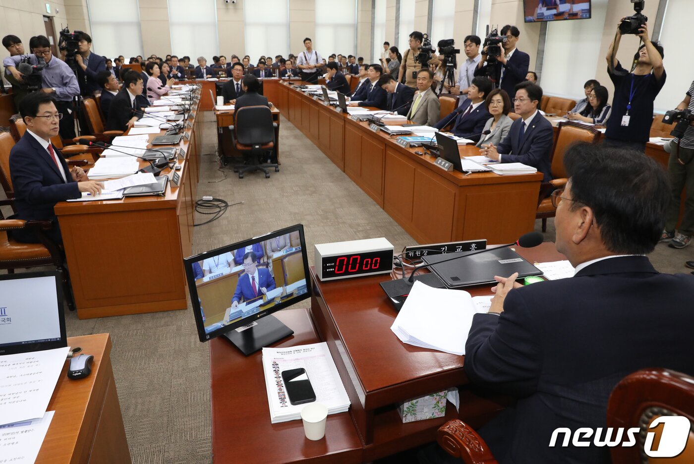 본문 이미지 - 김교흥 국회 행안위원장과 국민의힘 이만희 간사, 더불어민주당 강병원 간사가 22일 오전 서울 여의도 국회에서 열린 행정안전위원회 전체회의에서 이태원 특별법을 심사하게 되는 2소위 위원장 자리를 놓고 공방을 벌이고 있다. 2023.6.22/뉴스1 ⓒ News1 송원영 기자