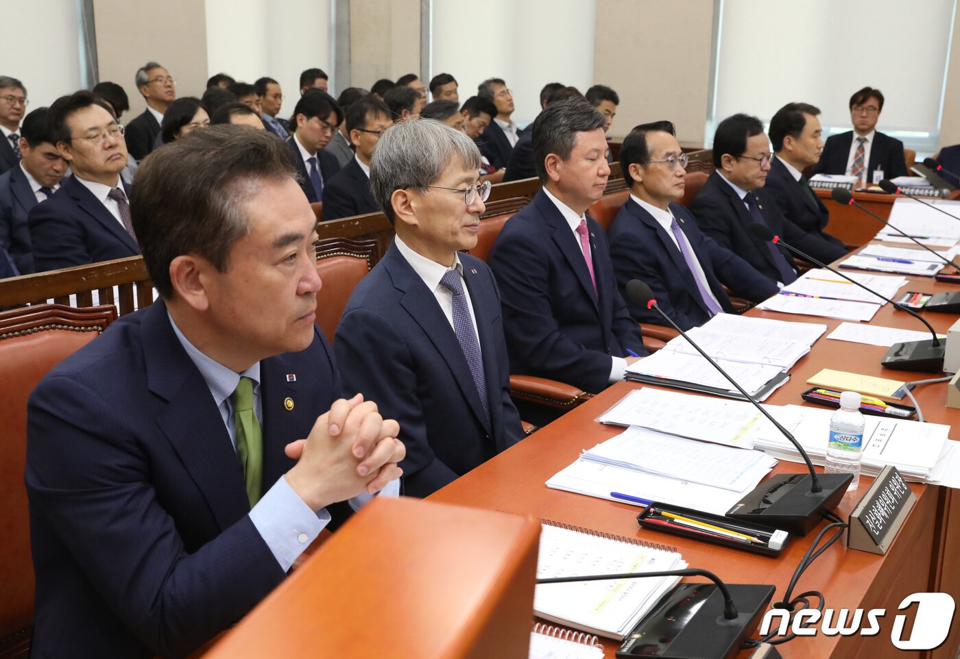 본문 이미지 - 22일 오전 서울 여의도 국회에서 열린 행정안전위원회 전체회의에서 국무위원들이 의원들의 발언을 듣고 있다. 2023.6.22/뉴스1 ⓒ News1 송원영 기자
