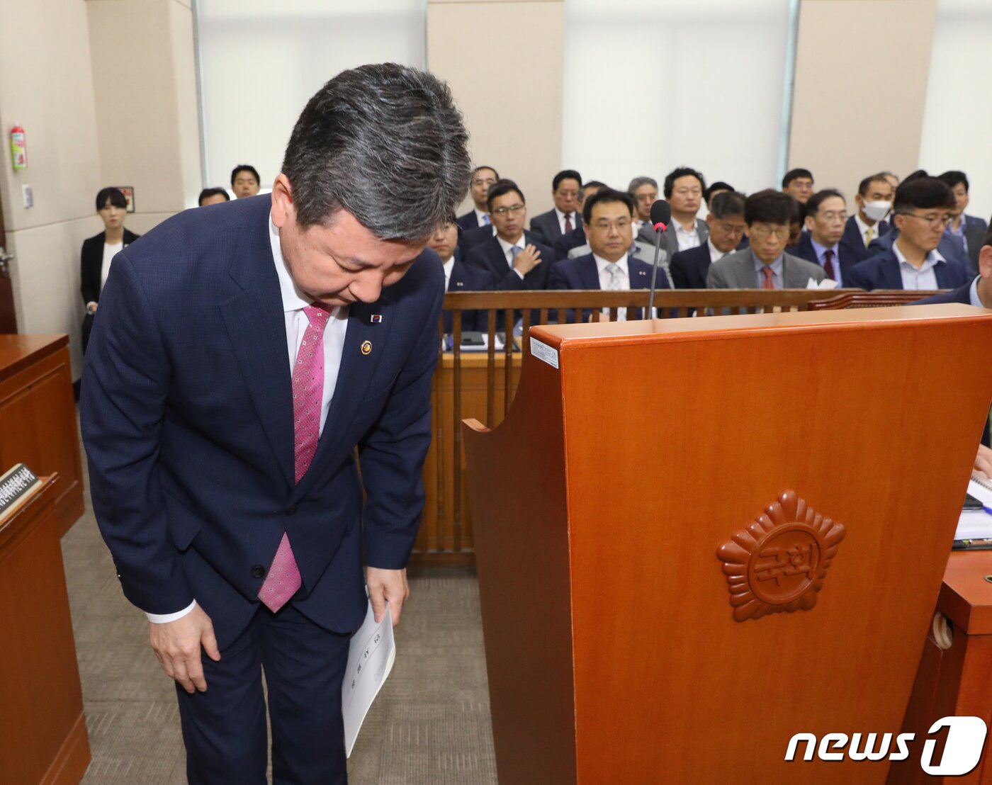 본문 이미지 - 한창섭 행정안전부 장관 직무대행이 22일 오전 서울 여의도 국회에서 열린 행정안전위원회 전체회의에서 업무보고에 앞서 인사를 하고 있다. 2023.6.22/뉴스1 ⓒ News1 송원영 기자