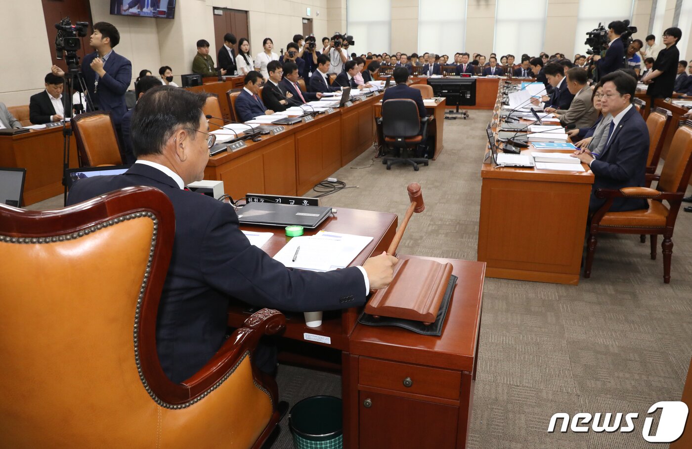 본문 이미지 - 김교흥 국회 행정안전위원회 위원장이 22일 오전 서울 여의도 국회에서 열린 행정안전위원회 전체회의에서 의사봉을 두드리고 있다. 2023.6.22/뉴스1 ⓒ News1 송원영 기자