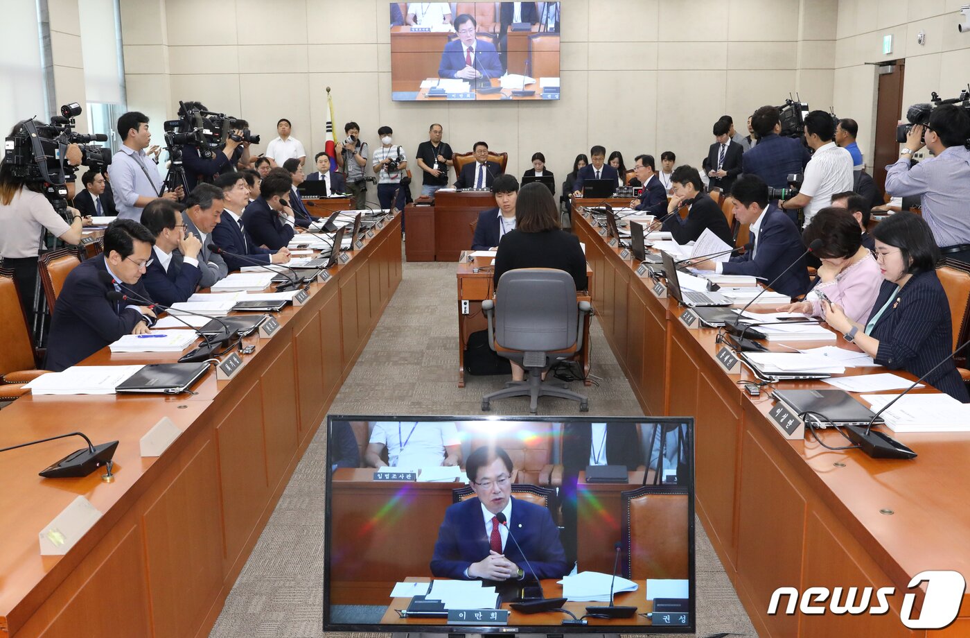 본문 이미지 - 김교흥 국회 행안위원장과 국민의힘 이만희 간사, 더불어민주당 강병원 간사가 22일 오전 서울 여의도 국회에서 열린 행정안전위원회 전체회의에서 이태원 특별법을 심사하게 되는 2소위 위원장 자리를 놓고 공방을 벌이고 있다. 2023.6.22/뉴스1 ⓒ News1 송원영 기자