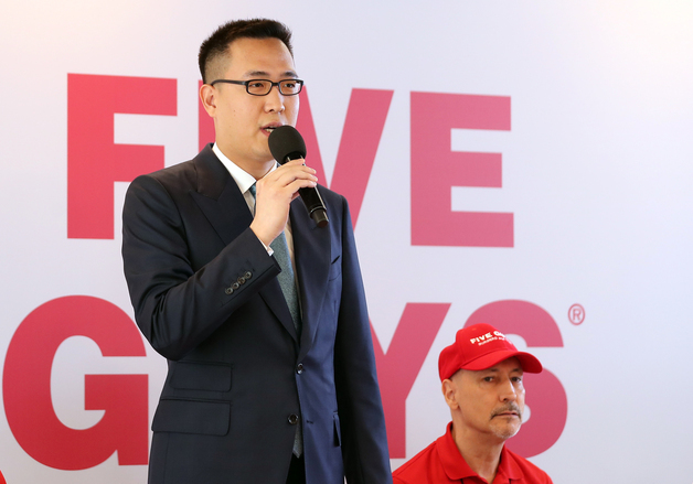 한화갤러리아, H&Q와 파이브가이즈 MOU 재체결…매각 절차 지속