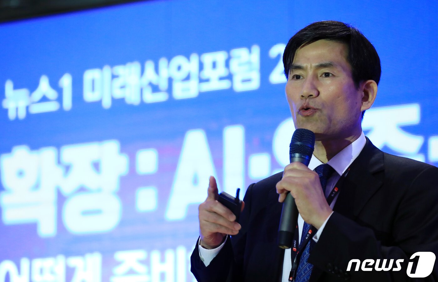 본문 이미지 - 이준 한국항공우주연구원 전략기획본부장이 22일 서울 중구 소공동 롯데호텔 사파이어볼룸에서 '인류의 확장: AI·우주·로봇 어떻게 준비할 것인가'를 주제로 열린 2023 뉴스1 미래산업포럼에서 세션2 발표를 하고 있다. 2023.6.22/뉴스1 ⓒ News1 박정호 기자