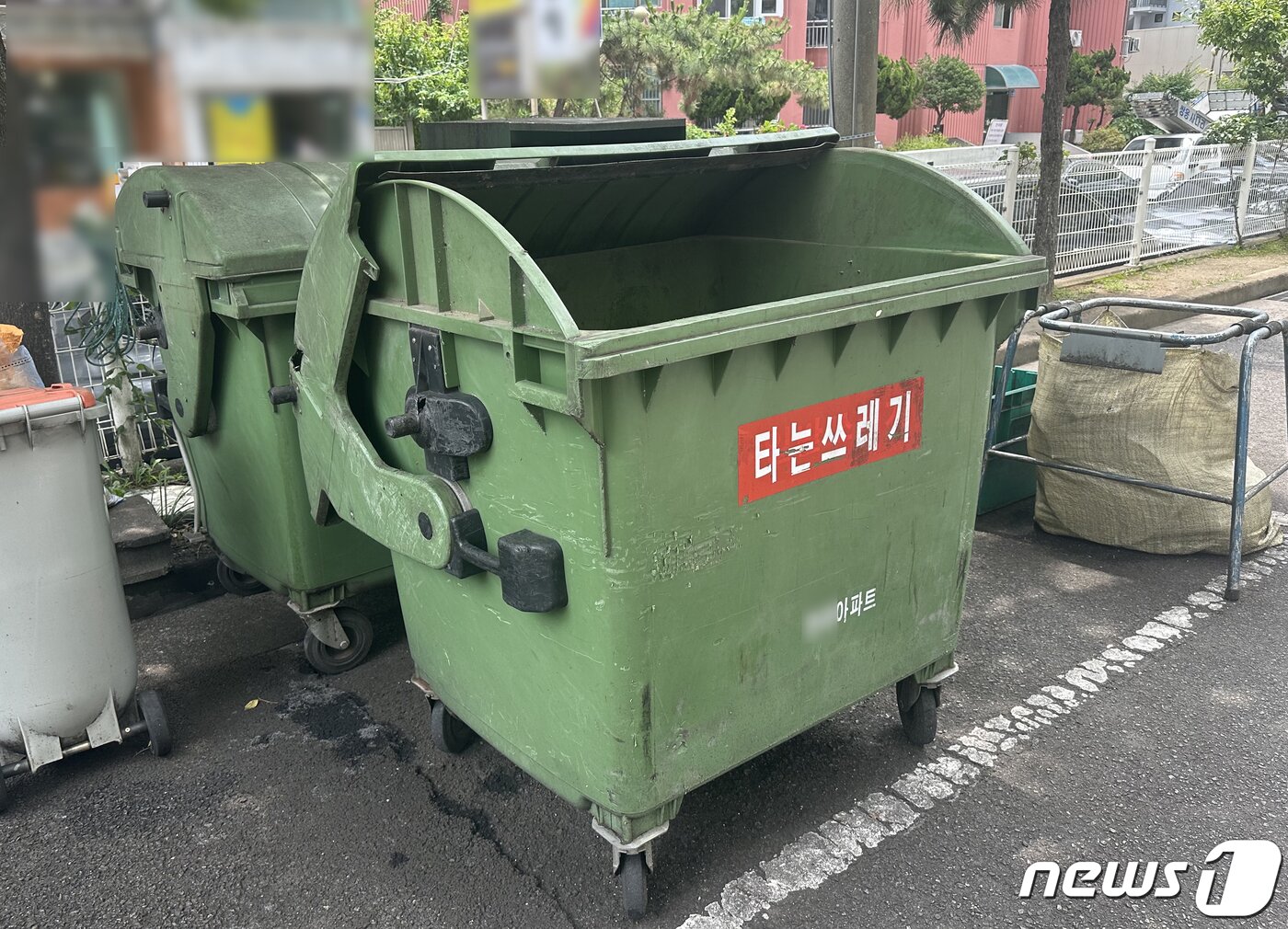 본문 이미지 - 22일 영아 사체가 발견된 울산의 한 아파트 단지 내 쓰레기통. 울산 남부경찰서는 이날 오전 3시20분께 남구의 한 아파트 단지 내 분리수거장 쓰레기통 안에서 남자 영아의 사체가 발견됐다는 환경미화원의 신고를 접수하고 용의자를 추적 중이다. 2023.6.22/뉴스1 영아의 사체는 환경미화원이 쓰레기 수거 중 발견해 경찰에 신고했다. ⓒ News1 조민주 기자