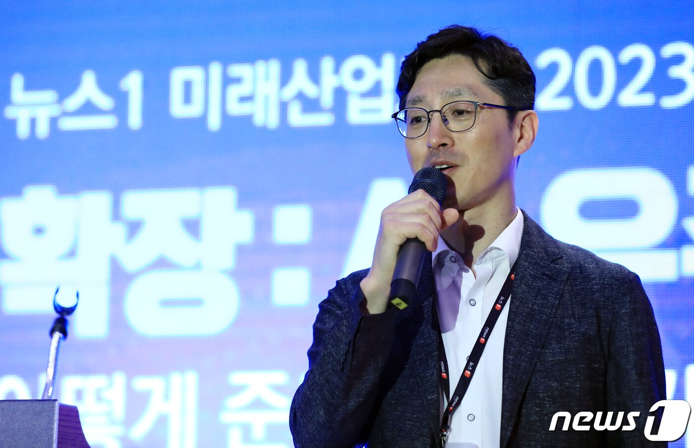 본문 이미지 - 이창한 KAI 우주시스템연구실장이 22일 서울 중구 소공동 롯데호텔 사파이어볼룸에서 '인류의 확장: AI·우주·로봇 어떻게 준비할 것인가'를 주제로 열린 2023 뉴스1 미래산업포럼에서 세션2 발표를 하고 있다. 2023.6.22/뉴스1 ⓒ News1 박정호 기자