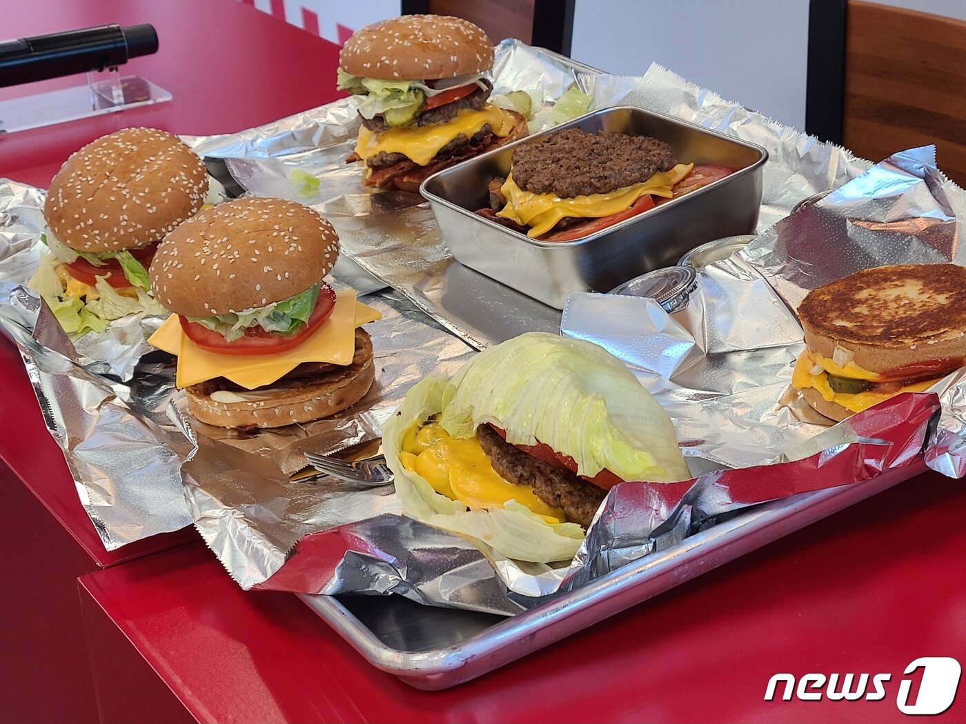 본문 이미지 - 번 대신 양상추로 싼 버거 ⓒ News1