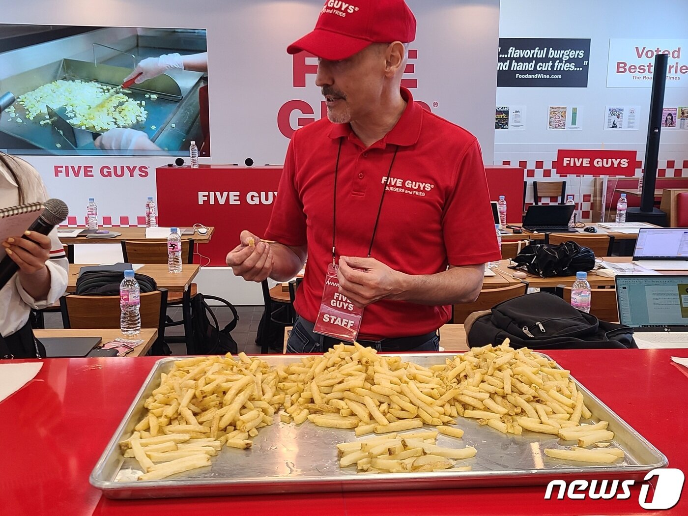 본문 이미지 - 파이브가이즈 감자튀김 캘리브레이션 시연. 오른쪽부터 언더쿡, 퍼펙트쿡, 오버쿡된 감자 ⓒ News1