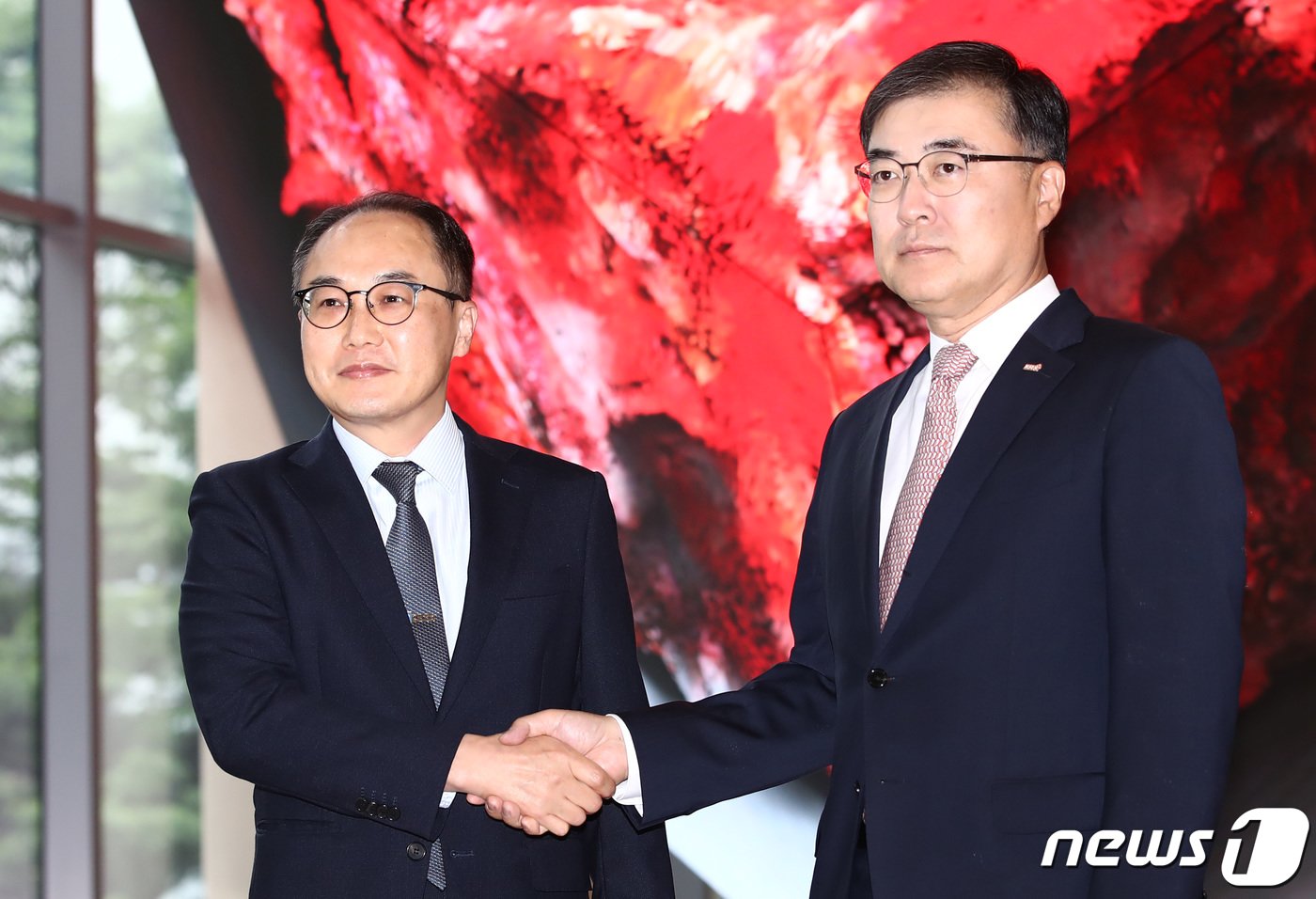 본문 이미지 - 이원석 검찰총장이 22일 서울여의도 한국거래소에서 최근 연이어 발생한 주가조작 의심 사건 등 불공정거래 조사를 논의하기 위한 관계기관과의 간담회에 앞서 손병두 한국거래소 이사장과 악수하고 있다. 검찰 수장이 한국거래소를 방문한 것은 이번이 처음이다. 2023.6.22/뉴스1 ⓒ News1 김민지 기자