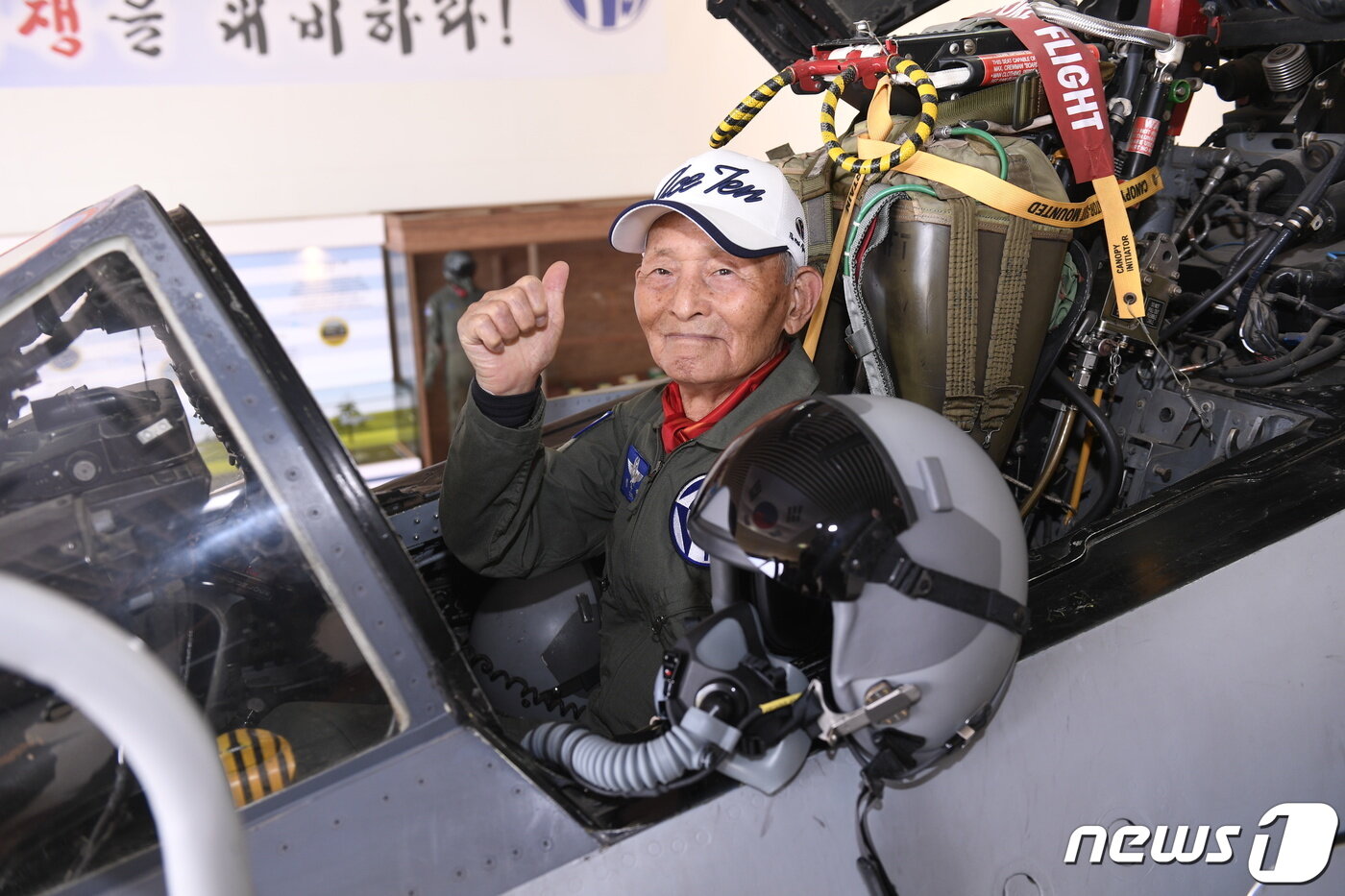 본문 이미지 - 김두만 예비역 공군 대장이 22일 공군 제10전투비행단에서 열린 ‘6·25 출격조종사 초청행사’에 참석, 부대 내 무장전시관에 전시된 F-4 퇴역 전투기에 올라 엄지손가락을 치켜세우고 있다. (공군 제공) 2023.6.22/뉴스1