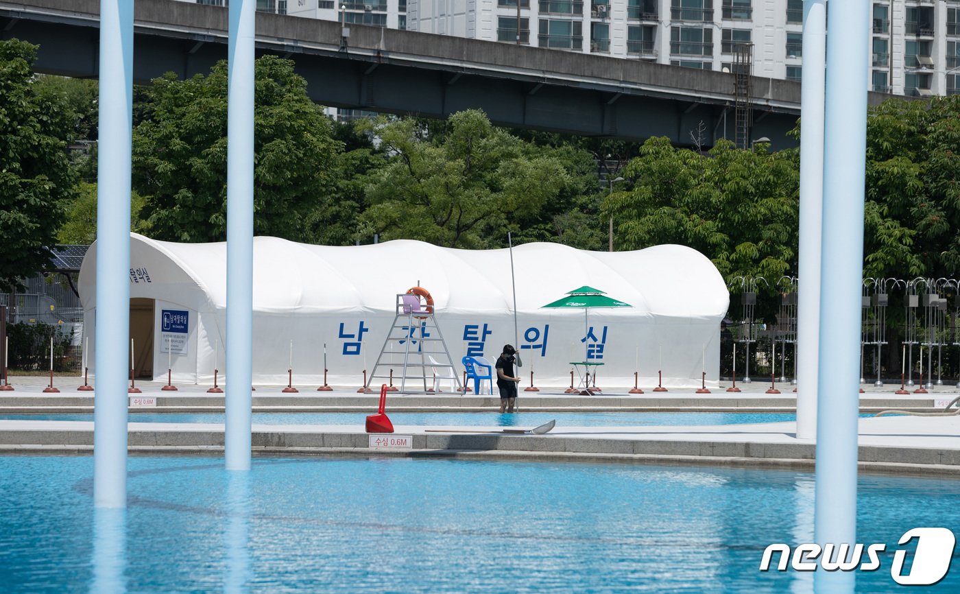 본문 이미지 - 22일 오후 서울 광진구 뚝섬 한강공원 수영장에서 관계자들이 개장을 앞두고 막바지 준비를 하고 있다. 2023.6.22/뉴스1 ⓒ News1 이재명 기자