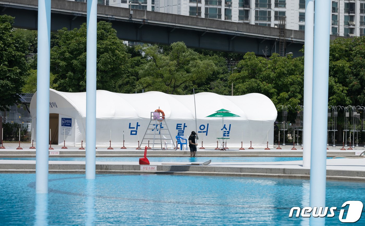 22일 오후 서울 광진구 뚝섬 한강공원 수영장에서 관계자들이 개장을 앞두고 막바지 준비를 하고 있다. 2023.6.22/뉴스1 ⓒ News1 이재명 기자