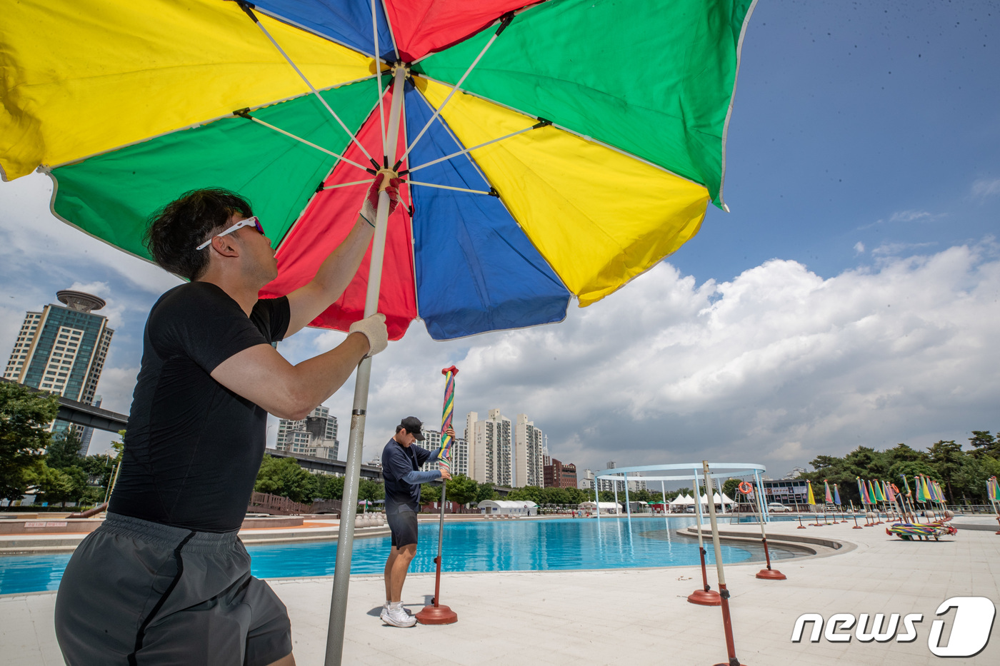 (서울=뉴스1) 이재명 기자 = 22일 오후 서울 광진구 뚝섬 한강공원 수영장에서 관계자들이 개장을 앞두고 막바지 준비를 하고 있다.서울시는 23일부터 8월20일까지 뚝섬, 광나루 …