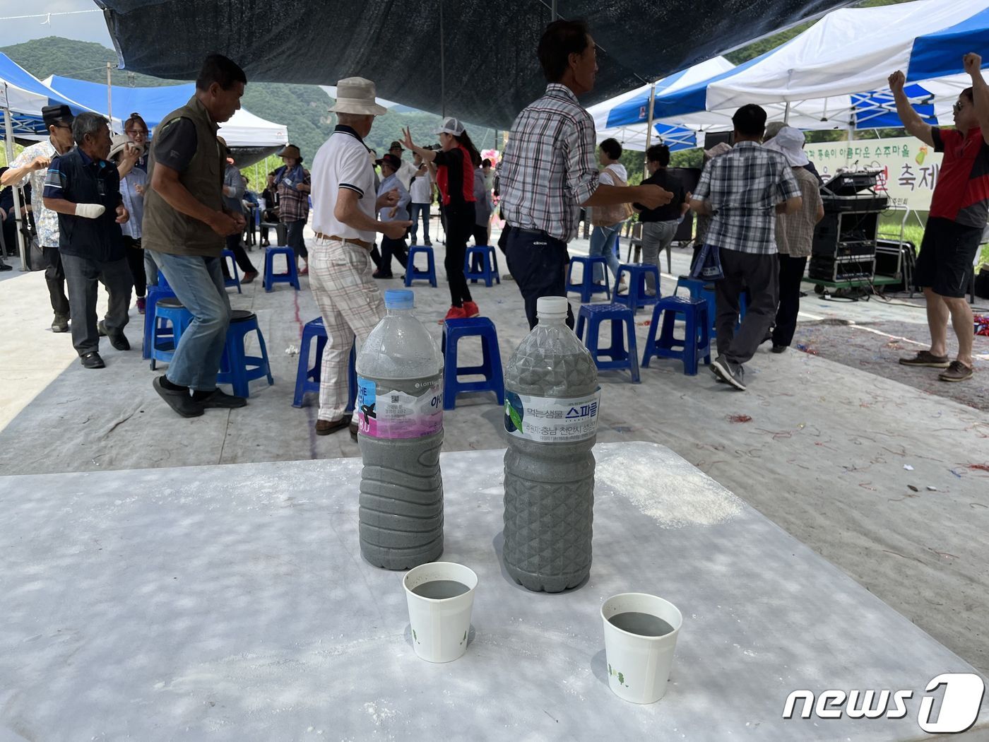 본문 이미지 -  22일 충주 대소원면 문주리 수주마을 주민들이 서리태 콩으로 만든 두유를 나눠 먹고 풍년을 기원하고 있다.(충주시 제공)2023.6.22/뉴스1