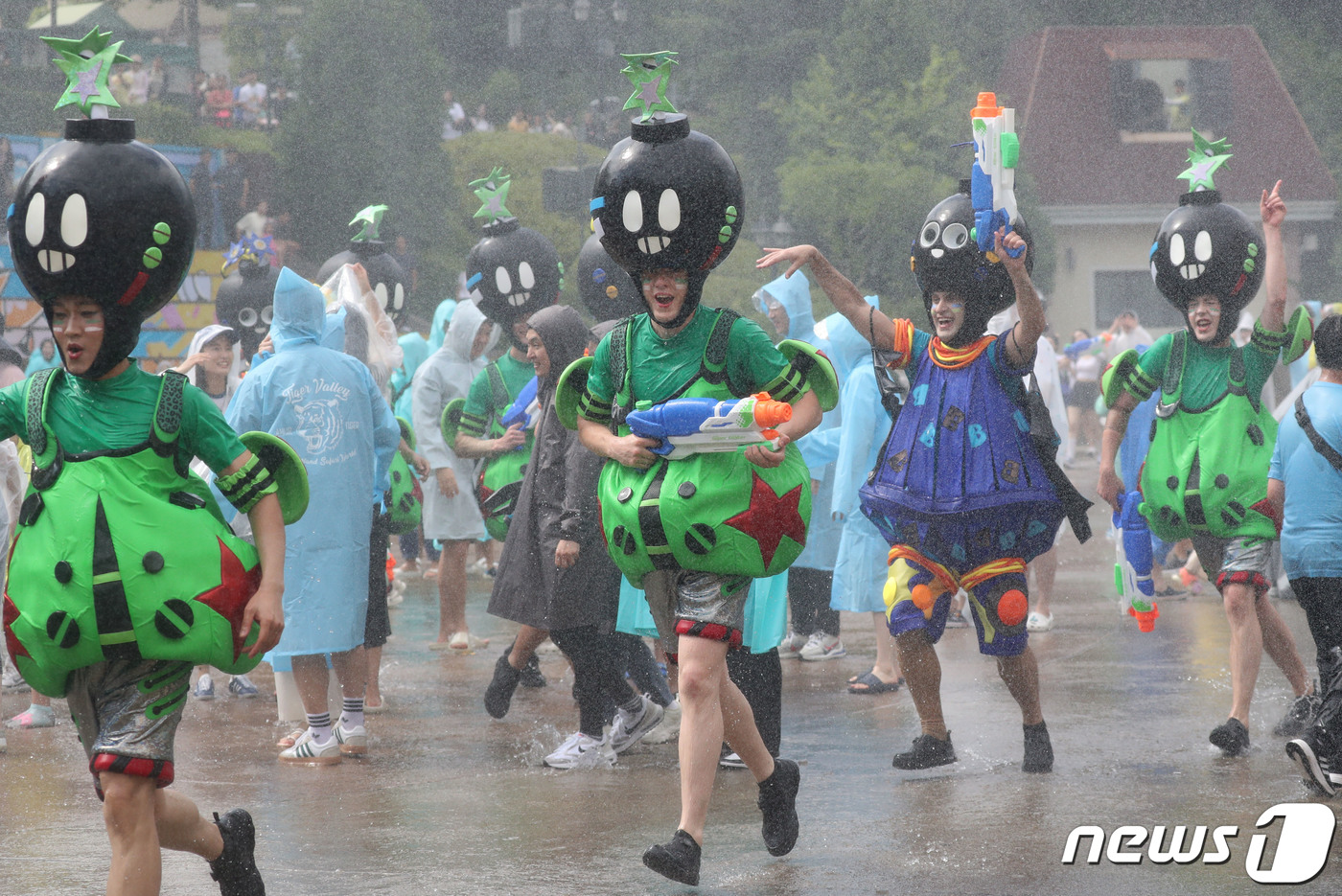 (용인=뉴스1) 김영운 기자 = 22일 오후 경기 용인시 처인구 에버랜드에서 카니발 광장에서 초대형 워터쇼 슈팅워터펀 공연이 관람객들이 공연을 즐기고 있다.에버랜드 여름축제 '워터 …