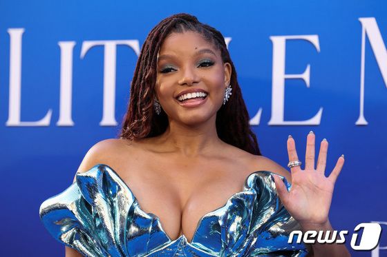 디즈니 영화 '인어공주'의 주인공 애리얼역을 맡은 가수 할리 베일리가 지난달 8일(현지시간) 미국 로스앤젤레스에서 열린 영화 시사회에서 포즈를 취하고 있다. 2023.5.8. © 로이터=뉴스1 © News1 김성식 기자