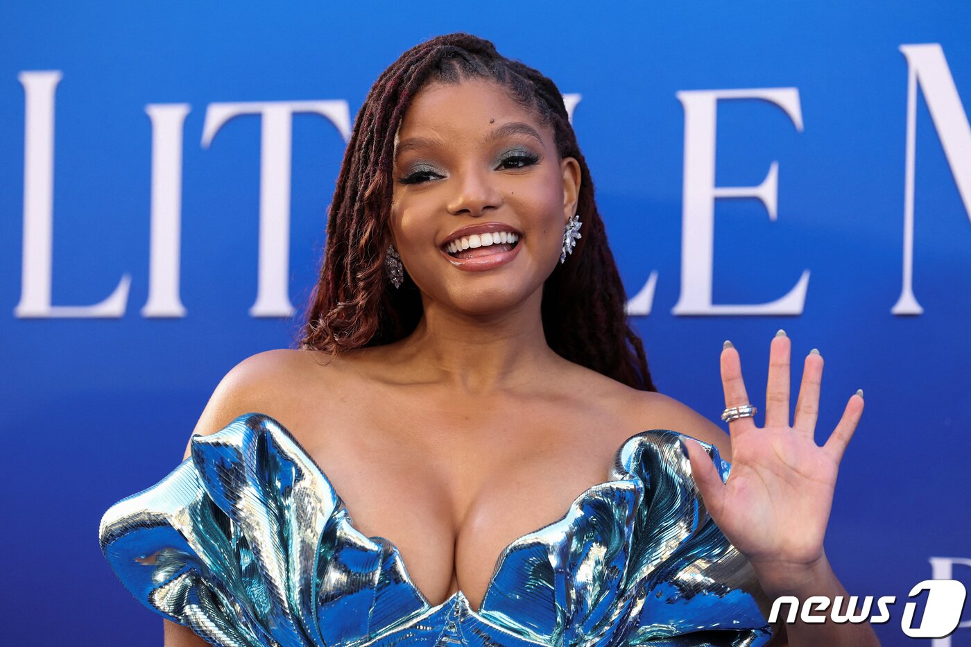 본문 이미지 - 디즈니 영화 '인어공주'의 주인공 애리얼역을 맡은 가수 할리 베일리가 지난달 8일(현지시간) 미국 로스앤젤레스에서 열린 영화 시사회에서 포즈를 취하고 있다. 2023.5.8. ⓒ 로이터=뉴스1 ⓒ News1 김성식 기자