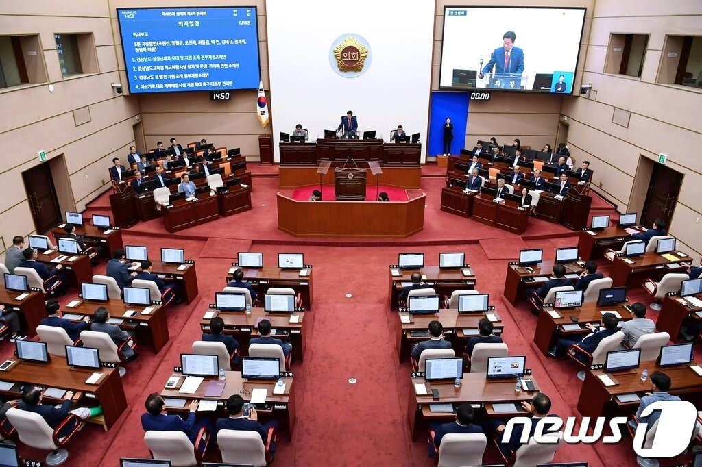 본문 이미지 -  경남도의회가 22일 본회의를 열고 6월 정례회를 마무리하고 있다.(경남도의회 제공)