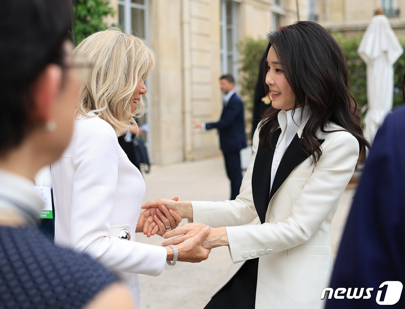 본문 이미지 - 김건희 여사와 브리지트 마크롱 여사. 뉴스1 ⓒ News1 안은나 기자