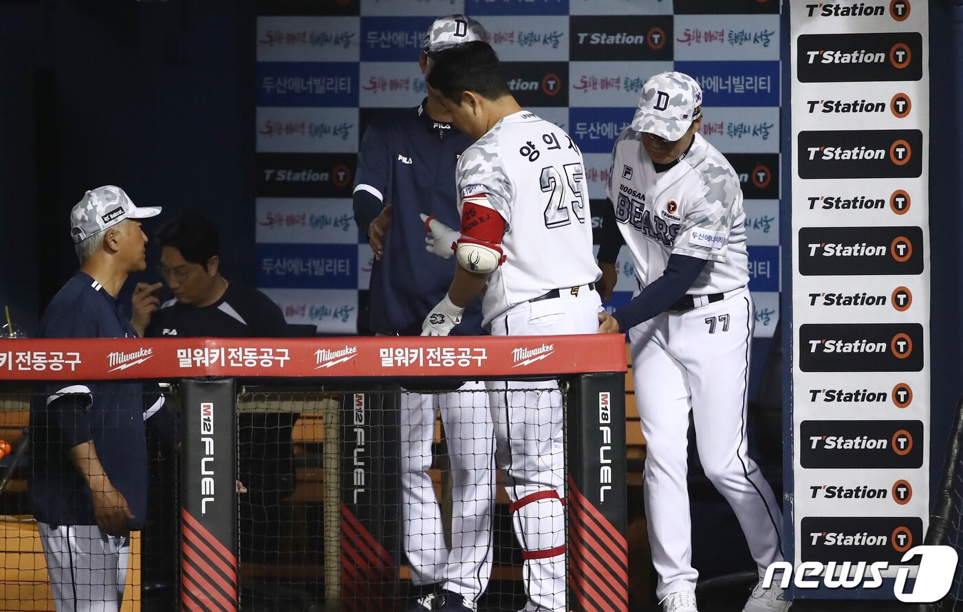본문 이미지 - 양의지(가운데)와 이승엽 두산 감독(오른쪽). /뉴스1 DB ⓒ News1 김민지 기자