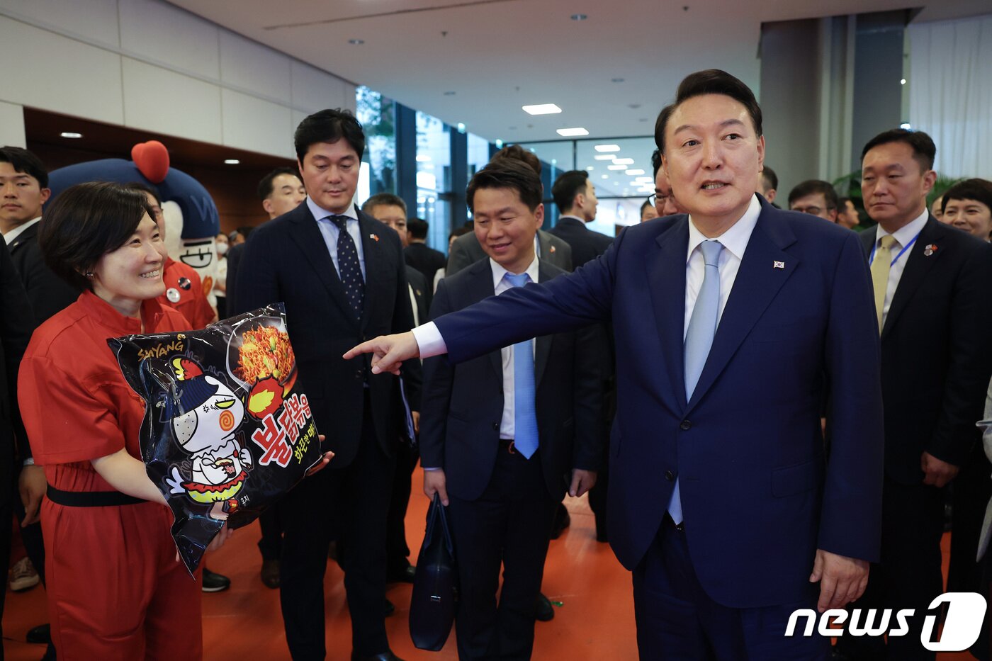본문 이미지 - 윤석열 대통령이 22일(현지시간) 하노이 국가컨벤션센터(NCC)에서 열린 한·베트남 파트너십 박람회를 방문해 K-푸드 홍보 부스를 돌아보고 있다. (대통령실 홈페이지) 2023.6.22/뉴스1 ⓒ News1 안은나 기자
