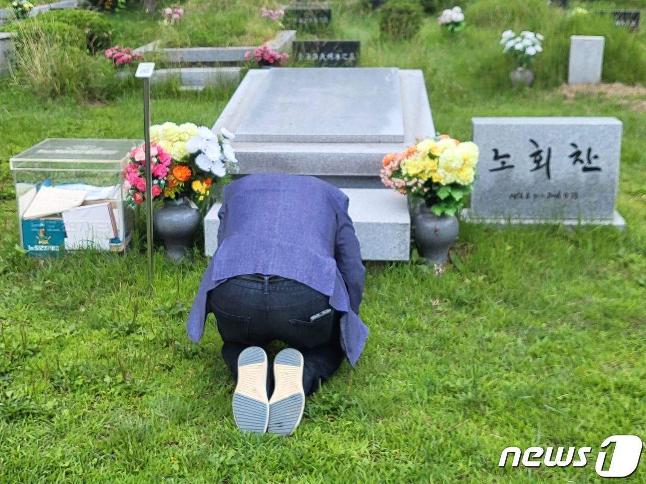 본문 이미지 - 송영길 전 더불어민주당 대표가 22일 경기도 남양주시 모란공원의 고(故) 노회찬 전 정의당 의원 묘를 찾아 참배하는 모습. (송영길 SNS 갈무리) ⓒ 뉴스1  