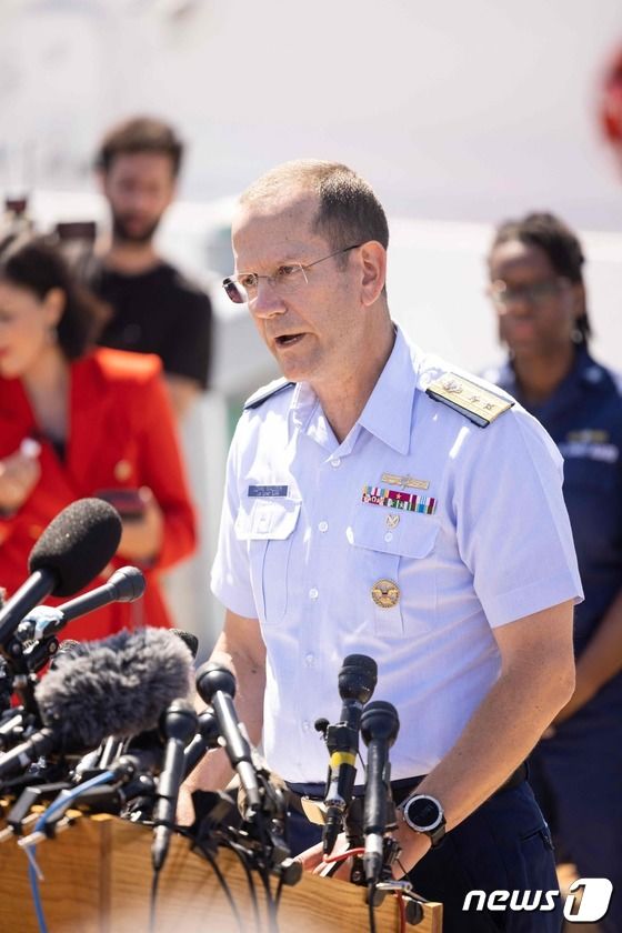 미국 해안경비대 사령관 존 모거 소장이 22일(현지시간) 보스턴 해안 경비대 기지에서 브리핑을 갖고 “침몰한 타이타닉호를 보러 갔던 잠수정 ‘타이탄’의 탑승자 5명이 전원 사망했다”고 밝히고 있다. 2023.6.23 © AFP=뉴스1 © News1 우동명 기자
