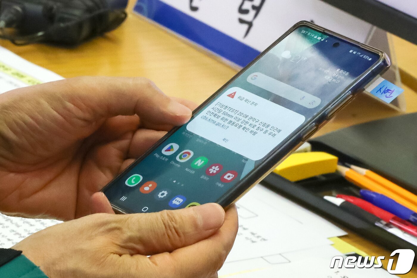 본문 이미지 - 동물복지문제연구소 어웨어는 폭염 재난문자에 반려동물 돌봄 안내 문구를 추가하는 것만으로도 위기 상황에 놓인 동물을 보호하고 인식 개선 효과를 거둘 수 있다고 제안했다(사진은 기사 내용과 무관함). ⓒ 뉴스1