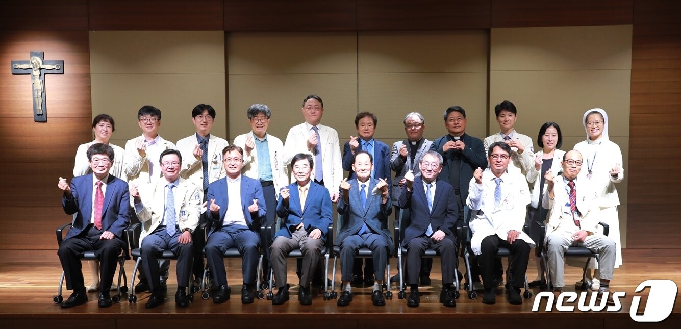 본문 이미지 - 서울성모병원 장기이식센터 간이식 30주년 기념식 단체사진&#40;서울성모병원 제공&#41;