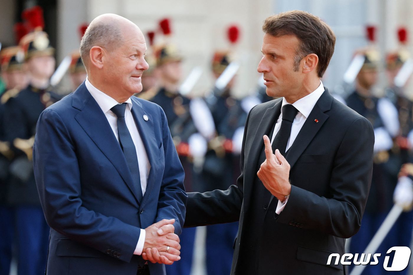 본문 이미지 - 숄츠 총리가 6월 22일 파리에서 열린 ‘새로운 글로벌 금융 협정 정상회의’에 참석, 마크롱 프랑스 대통령과 대화하고 있다. 2023.06.23 ⓒ AFP=뉴스1 ⓒ News1 우동명 기자