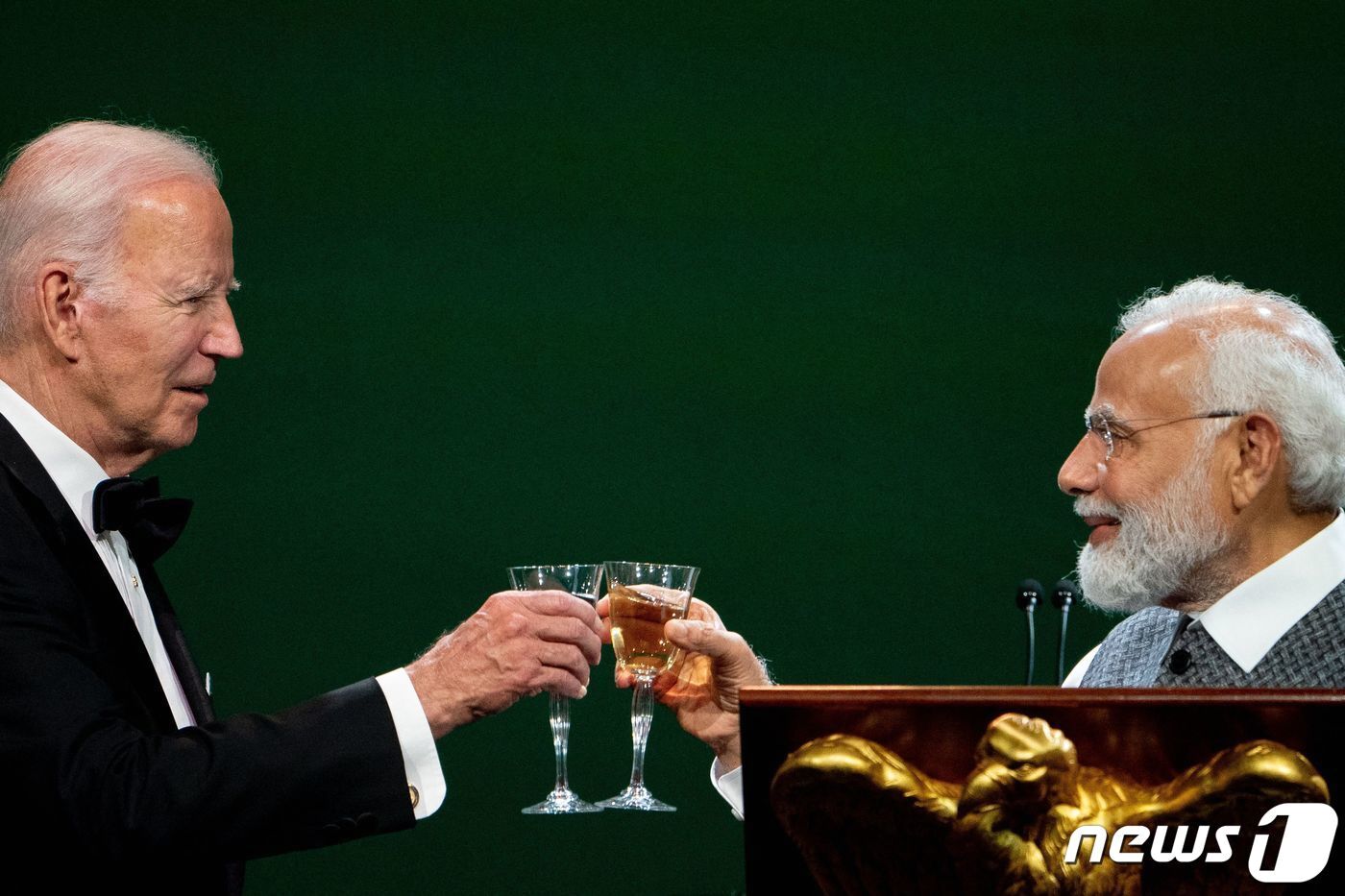본문 이미지 - 조 바이든 미국 대통령이 지난 6월22일(현지시각) 워싱턴 백악관에서 열린 나렌드라 모디 인도 총리와 국빈 만찬서 건배를 하고 있다. 2023.06.23 ⓒ AFP=뉴스1 ⓒ News1 우동명 기자