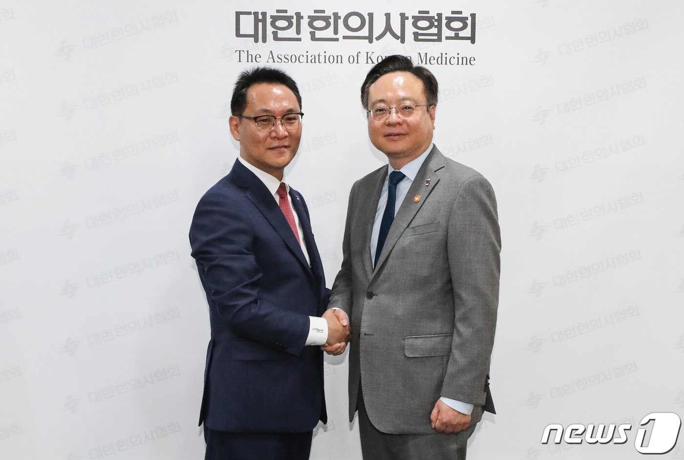 본문 이미지 - 조규홍 보건복지부 장관이 23일 서울 강서구 대한한의사협회를 방문해 홍주의 대한한의사협회장과 악수하고 있다. 2023.6.23/뉴스1 ⓒ News1 허경 기자