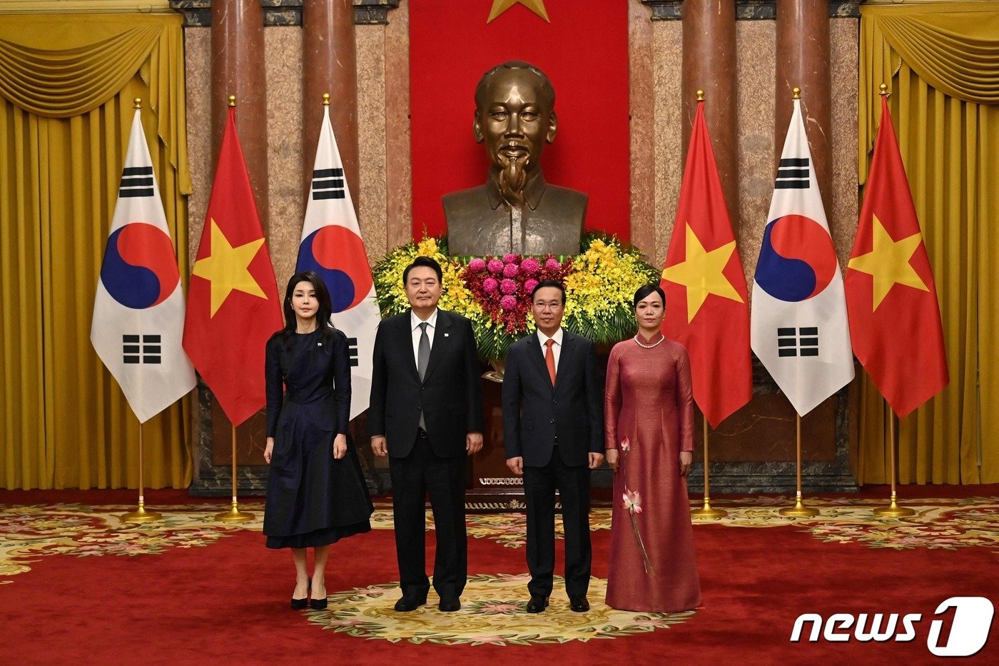 본문 이미지 - 윤석열 대통령과 김건희 여사가 23일&#40;현지시간&#41; 베트남 하노이 주석궁에서 보 반 트엉&#40;Vo Van Thuong&#41; 국가주석, 판 티 탄 탐&#40;Phan Thi Thanh Tam&#41; 여사와 기념 촬영하고 있다. ⓒ AFP=뉴스1 ⓒ News1 안은나 기자