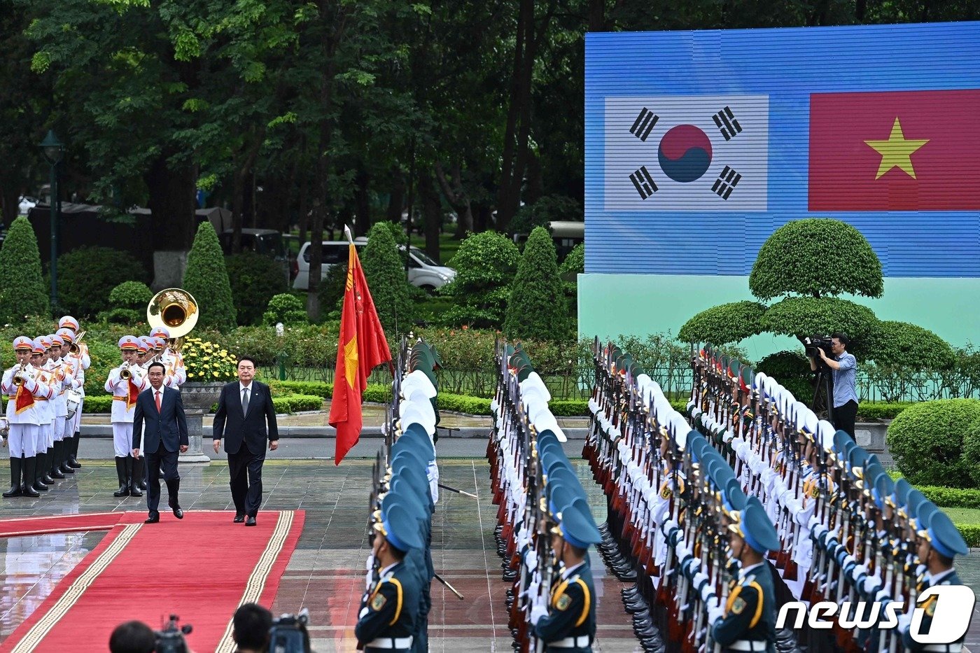 윤석열 대통령이 23일&#40;현지시간&#41; 베트남 하노이 주석궁에서 보 반 트엉&#40;Vo Van Thuong&#41; 국가주석과 의장대를 사열하고 있다. ⓒ AFP=뉴스1 ⓒ News1 안은나 기자