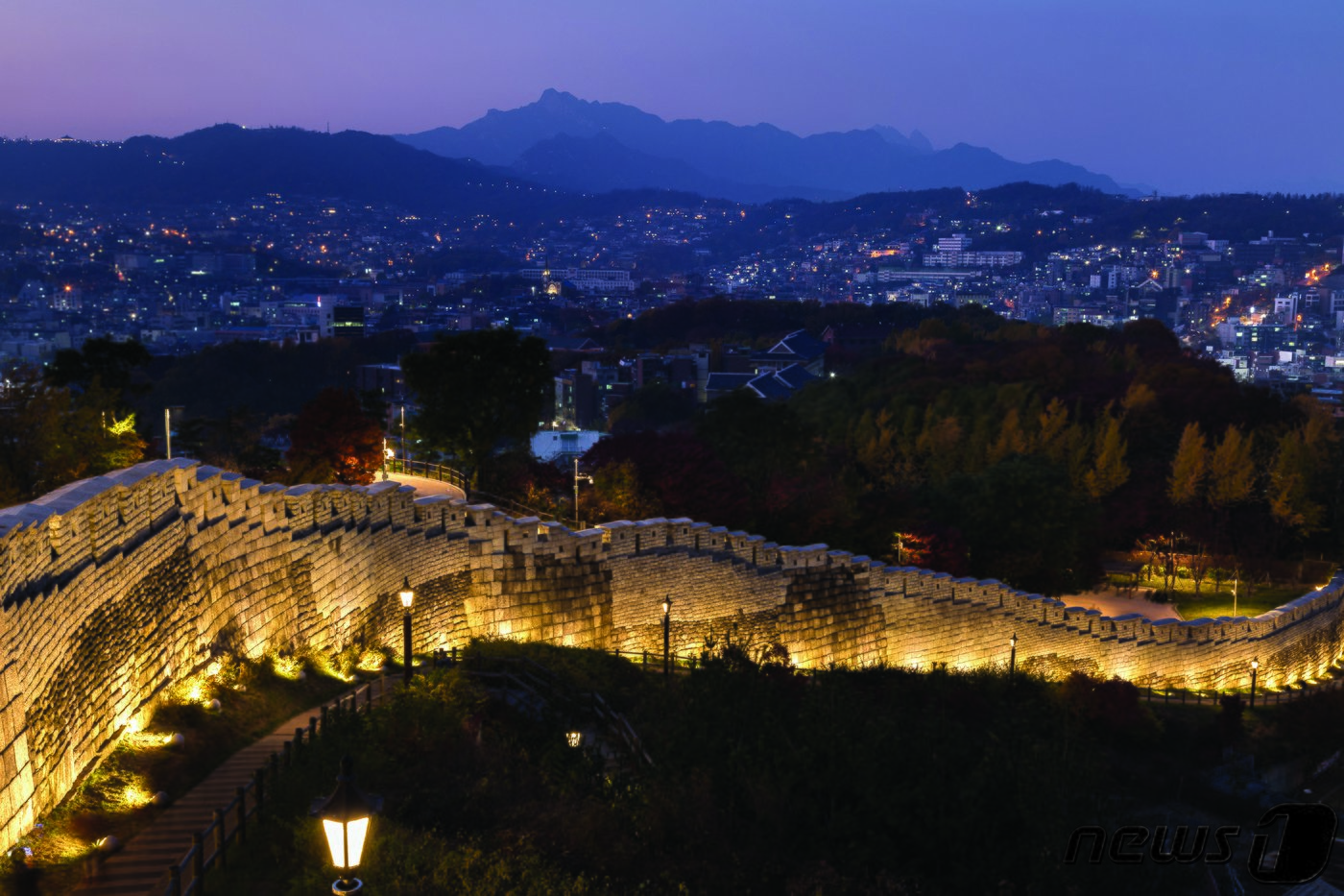 본문 이미지 - 낙산성곽을 따라 서울 야경을 볼 수 있다&#40;서울관광재단 제공&#41;