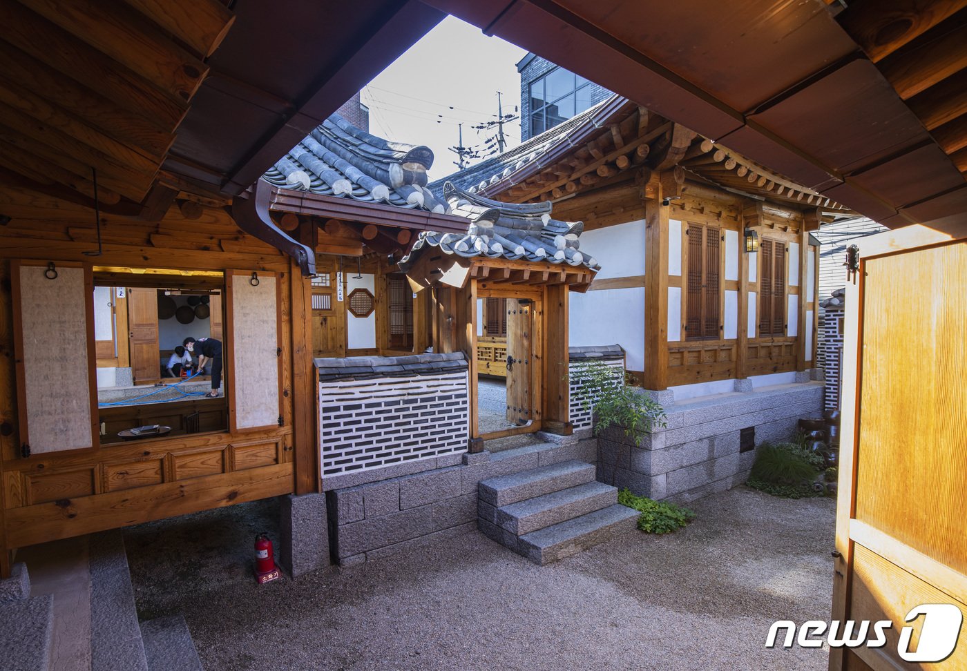 본문 이미지 - 서촌의 골목에서는 예술가들의 흔적을 만날 수 있다&#40;서울관광재단 제공&#41;