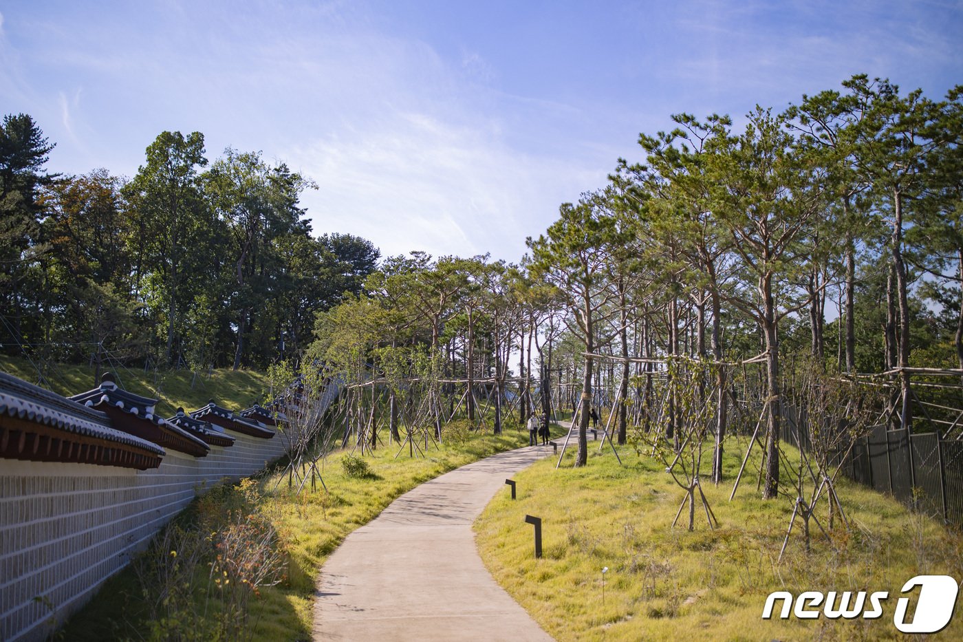 율곡로에는 고풍스런 돌담과 산책로가 조성돼 있다&#40;서울관광재단 제공&#41;