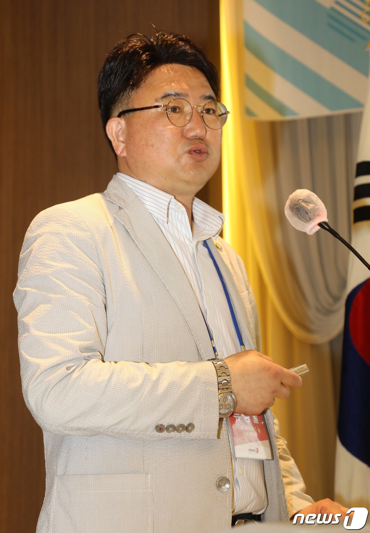 본문 이미지 - 류성필 제주테크노파크 정책기획단장이 23일 오후 제주시 아스타호텔에서 열린 제8회 제주플러스포럼에서 '제주형 기능성 식품산업'을 주제로 발제하고 있다. '푸드테크와 제주 농식품 산업의 경쟁력 강화 전략'을 대주제로 한 이번 포럼은 제주대학교 링크플러스사업단과 제주연구원, 뉴스1이 공동 주최하고 뉴스1 제주본부 주관, 제주특별자치도가 후원했다.2023.6.23./뉴스1 ⓒ News1 오미란 기자