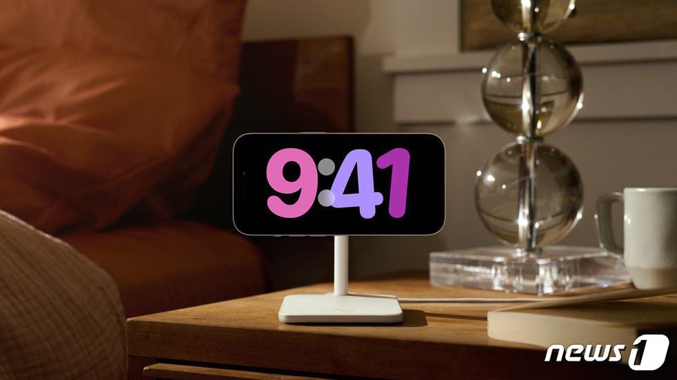 본문 이미지 - 애플 iOS17에 새롭게 추가된 '스탠바이 모드' (애플 제공)