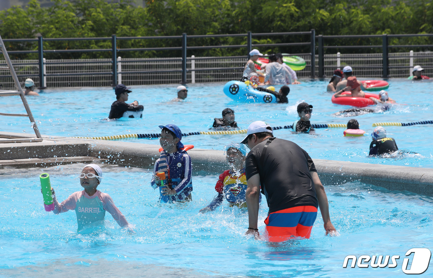 (서울=뉴스1) 구윤성 기자 = 23일 오후 서울 광진구 뚝섬 한강공원 수영장을 찾은 시민들이 물놀이를 즐기고 있다.서울시는 이날부터 8월20일까지 뚝섬, 광나루, 여의도, 잠원 …