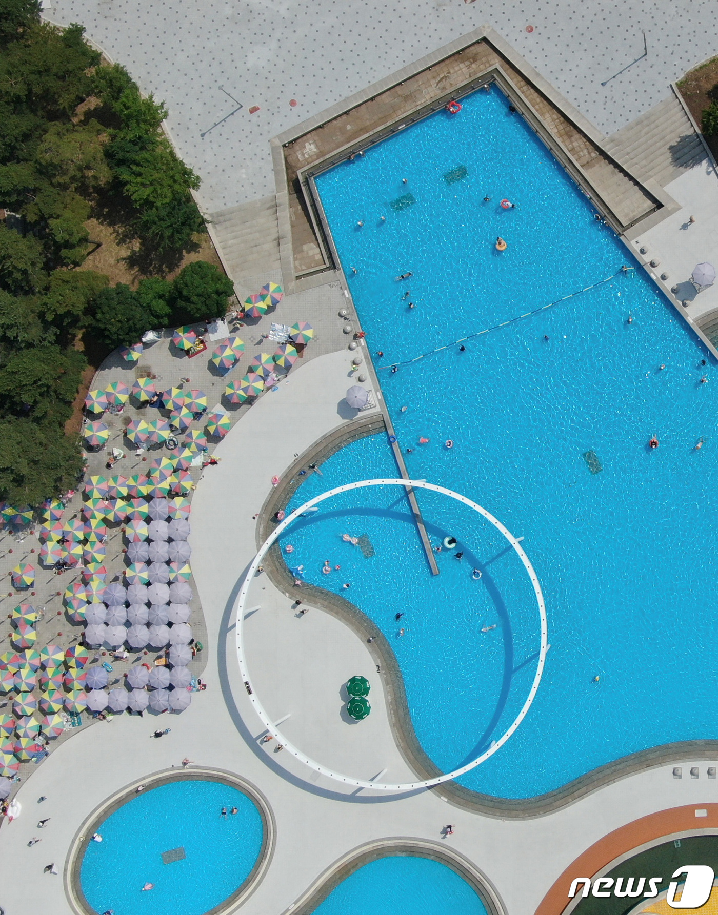 (서울=뉴스1) 구윤성 기자 = 23일 오후 서울 광진구 뚝섬 한강공원 수영장을 찾은 시민들이 물놀이를 즐기고 있다.서울시는 이날부터 8월20일까지 뚝섬, 광나루, 여의도, 잠원 …