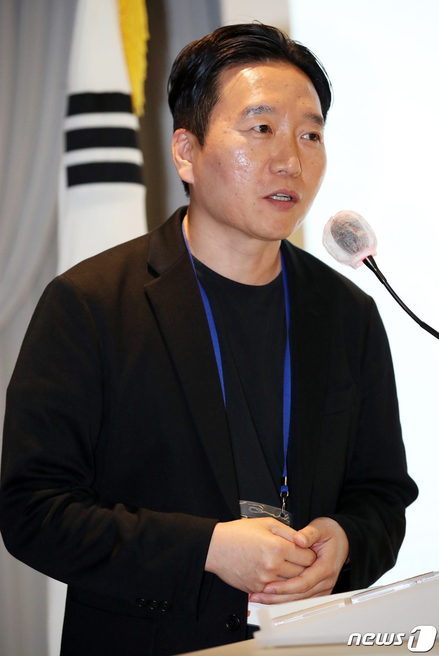 (제주=뉴스1) 오현지 기자 = 윤종석 컬쳐히어로제주 대표가 23일 제주시 제주아스타호텔에서 열린 제8회 제주플러스포럼에서 '제주 푸드 콘텐츠의 경쟁력과 성장 가능성'을 주제로 발 …