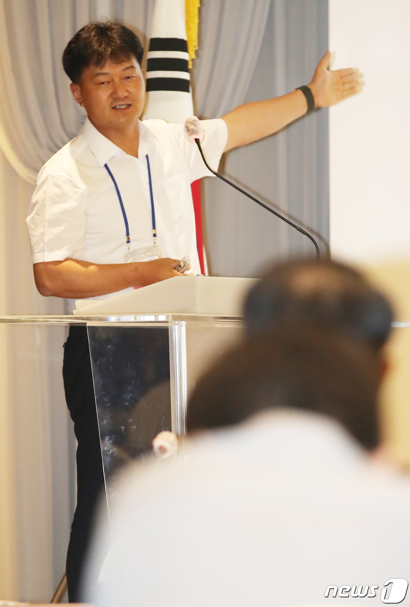 본문 이미지 - 김한상 제우스 대표가 23일 제주시 제주아스타호텔에서 열린 제8회 제주플러스포럼에서 '제주 농업의 가치를 추구하는 향토강소기업'을 주제로 발제하고 있다. '푸드테크와 제주 농식품 산업의 경쟁력 강화 전략'을 대주제로 한 이번 포럼은 제주대학교 링크플러스사업단과 제주연구원, 뉴스1이 공동 주최하고 뉴스1 제주본부 주관, 제주특별자치도가 후원했다. 2023.6.23./뉴스1 ⓒ News1 오현지 기자