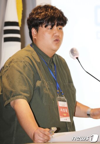 본문 이미지 - 서성용 핏플 대표가 23일 제주시 제주아스타호텔에서 열린 제8회 제주플러스포럼에서 '흑돈소시지를 내세운 제주 청년 벤처기업의 도전과 시사점'을 주제로 발제하고 있다. '푸드테크와 제주 농식품 산업의 경쟁력 강화 전략'을 대주제로 한 이번 포럼은 제주대학교 링크플러스사업단과 제주연구원, 뉴스1이 공동 주최하고 뉴스1 제주본부 주관, 제주특별자치도가 후원했다. 2023.6.23./뉴스1 ⓒ News1 오현지 기자