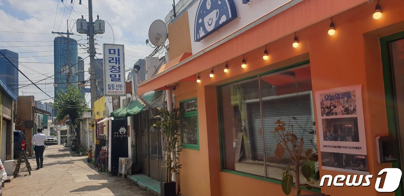 본문 이미지 -  문래동 철공소 집적지 곳곳에 카페와 음식점이 들어서 있다. ⓒ News1 박혜연 기자
