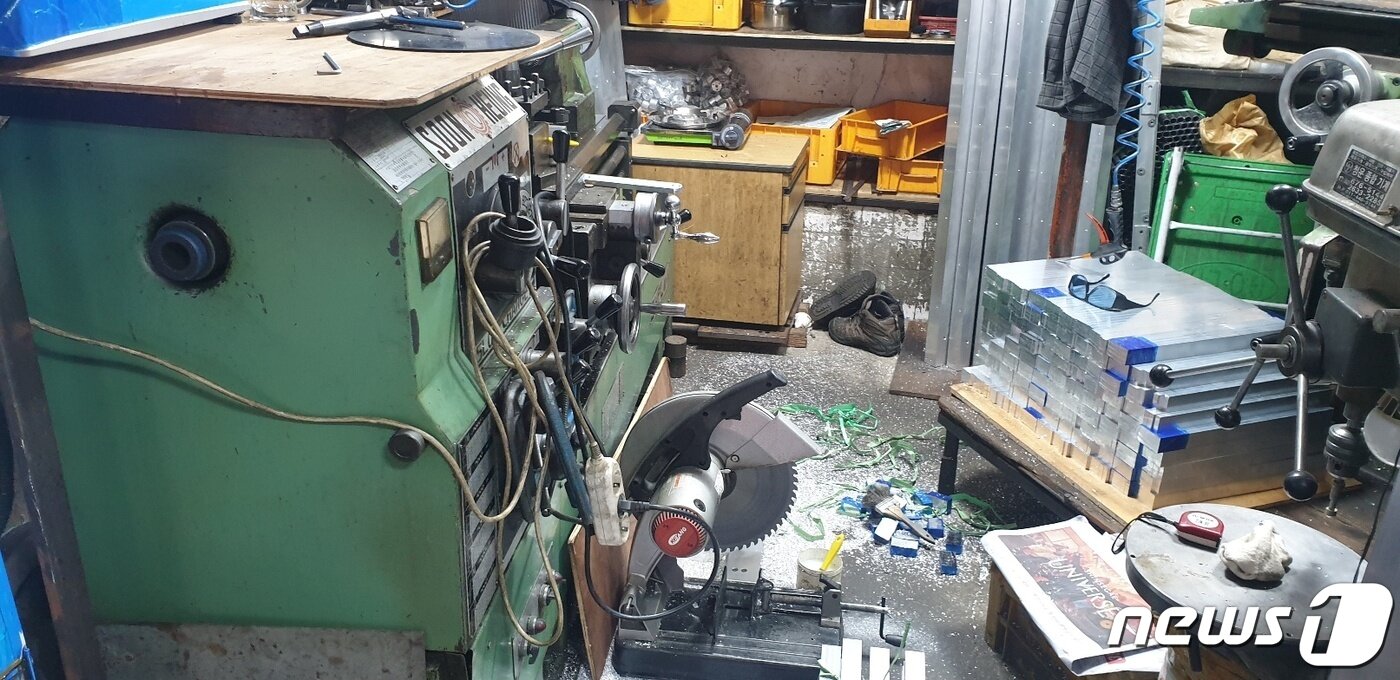 본문 이미지 - 문래동 부품가공업체 신흥정밀 사장 김학기씨와 30년 넘는 세월을 함께 한 기계. ⓒ News1 박혜연 기자