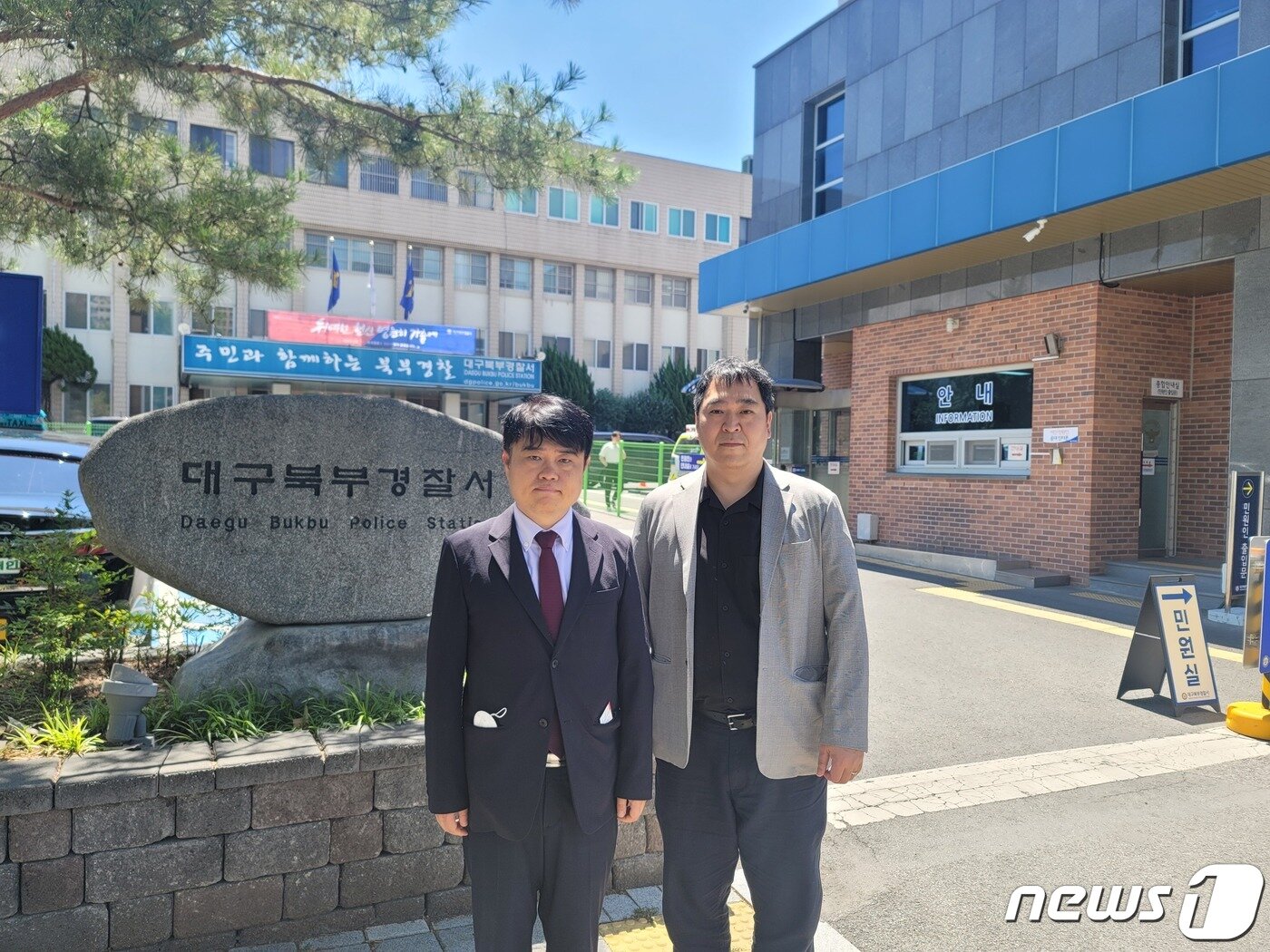 본문 이미지 - 임현택 대한소아청소년과의사회장(왼쪽)과 이형민 대한응급의학의사회장이 대구파티마병원 응급의학과의 3년 차 전공의 A씨를 조사 중인 대구북부경찰서를 찾았다(대한응급의학의사회 제공)