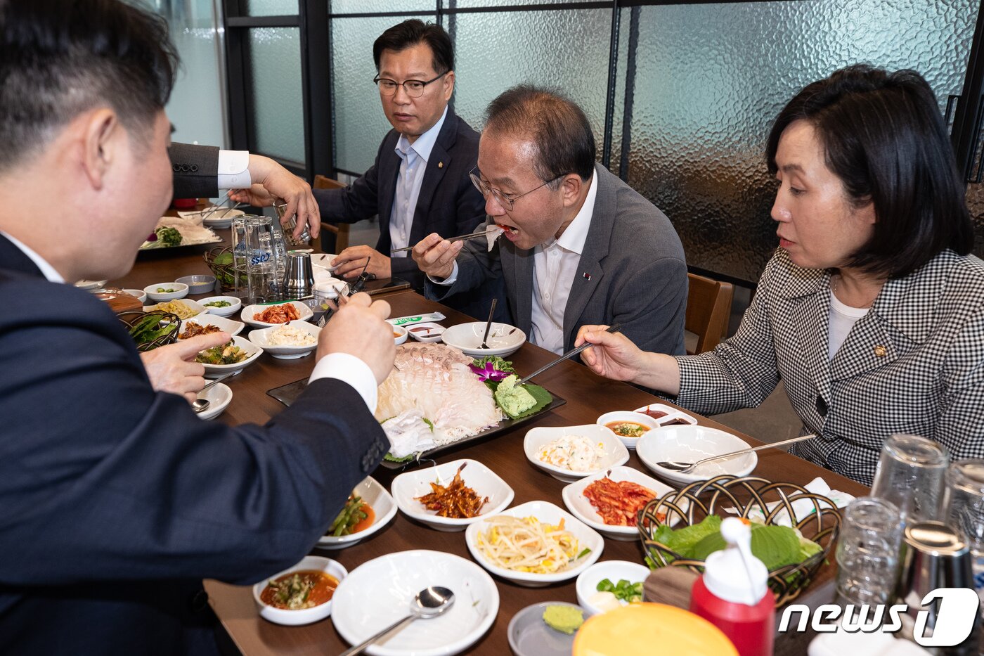 본문 이미지 - 윤재옥 국민의힘 원내대표를 비롯한 원내지도부가 23일 서울 송파구 가락농수산물종합도매시장 내 한 횟집에서 회 만찬을 하고 있다. 2023.6.23/뉴스1 ⓒ News1 유승관 기자