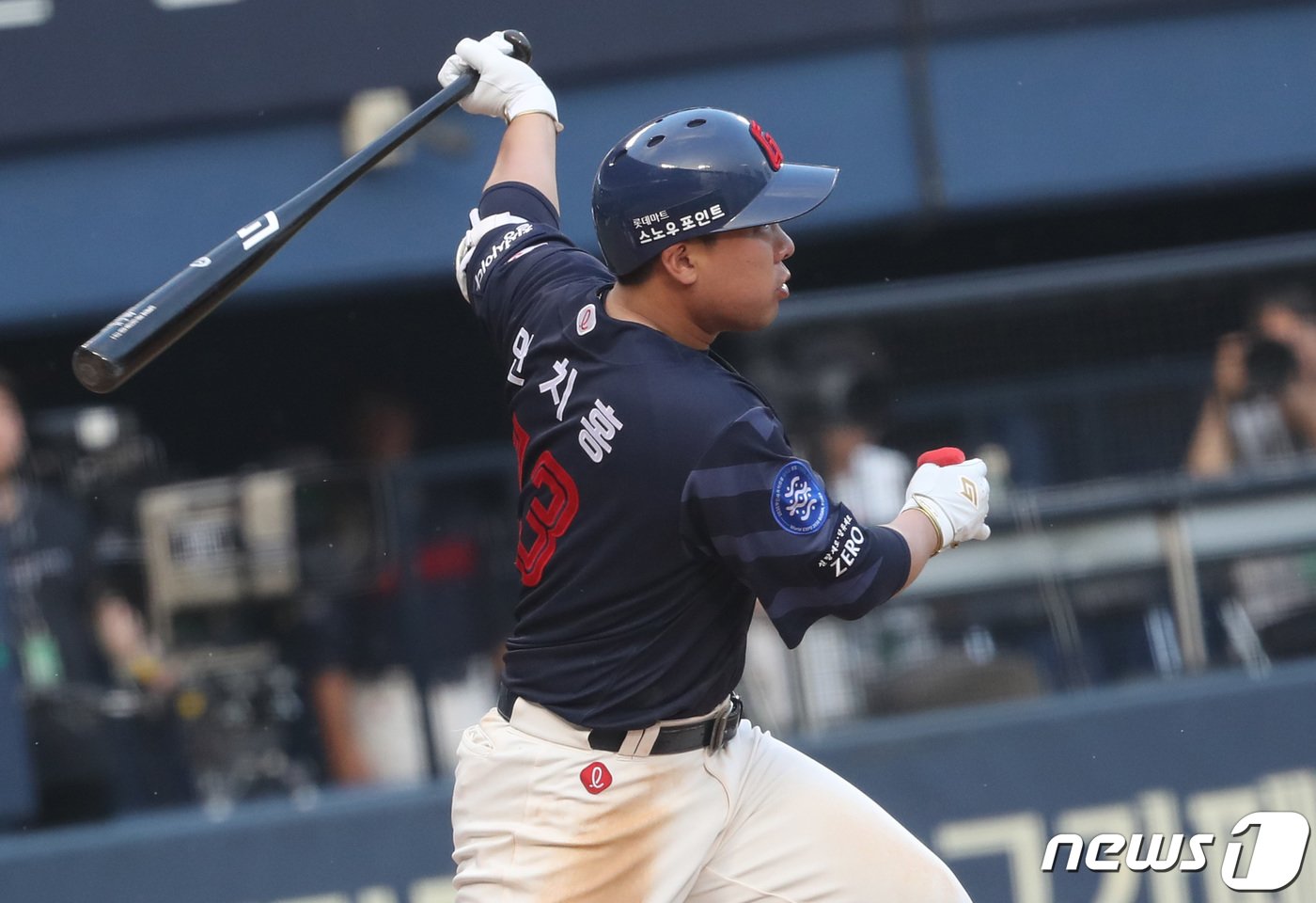 본문 이미지 - 23일 오후 서울 송파구 잠실야구장에서 열린 프로야구 '2023 신한은행 SOL KBO리그' 롯데 자이언츠와 LG 트윈스의 경기에서 롯데의 4회초 2사 주자 없는 상황, 안치홍이 안타를 치고 있다. 2023.6.23/뉴스1 ⓒ News1 구윤성 기자