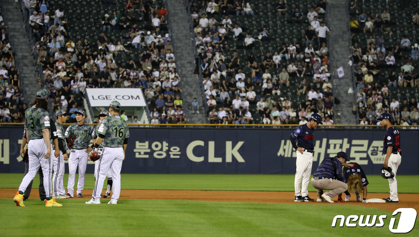 (서울=뉴스1) 구윤성 기자 = 23일 오후 서울 송파구 잠실야구장에서 열린 프로야구 '2023 신한은행 SOL KBO리그' 롯데 자이언츠와 LG 트윈스의 경기에서 롯데의 8회초 …